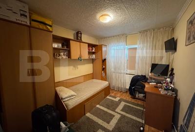 Apartament de 3 camere, decomandat, cartierul 1 Mai - 2