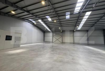 Spațiu comercial, de 3,000 mp, în Central - 4