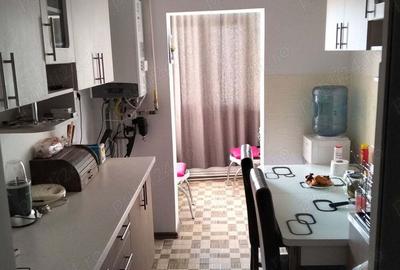 Apartament cu 3 camere în Costești - 1