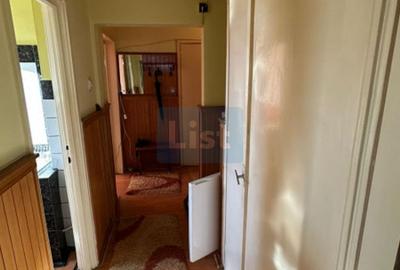 Apartament cu 3 camere semidecomandat în Micro I - 9