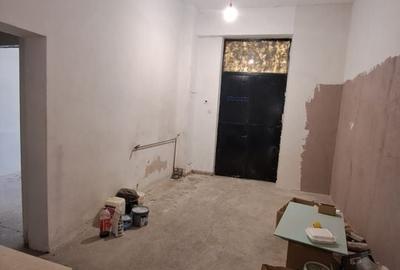 Spatiu comercial vitrina de 20 M - Metrou Eroii Revolutiei S143 - 12