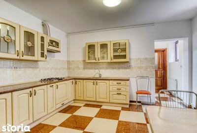 Casă cu 10 camere cu Canalizare în Centrul Istoric