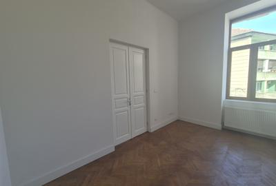 Apartament cu 3 camere semidecomandat în Central - 3