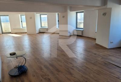 Apartament cu 5 camere decomandat în Mitropolie