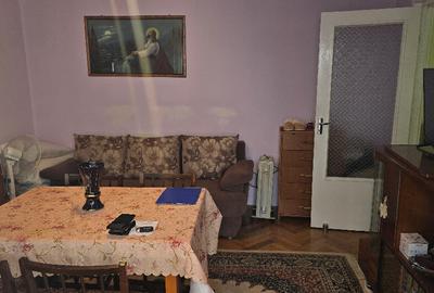 Vand apartament cu o camera in Deva, decomandat, Scarisoara, etaj 1