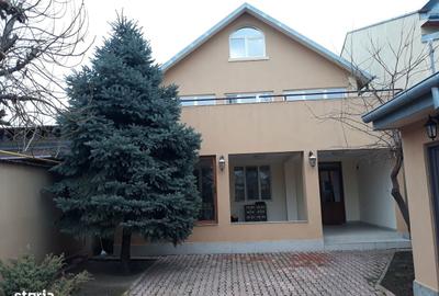 Casă cu 5 camere cu Teren 404 Mp în Central - 1