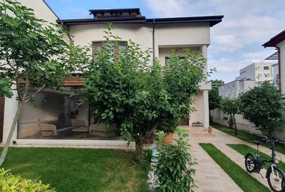 Casa de vanzare zona excelenta, terasa superba, curte libera, constructie solida