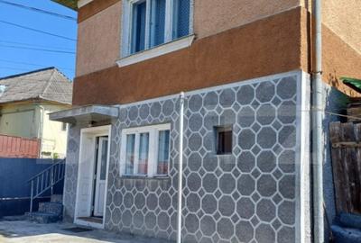 Casa de vanzare, cu 3 camere, 85 mp, 151 mp teren, zona cent - 13