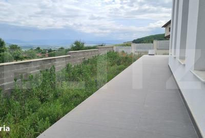 Casă cu 5 camere cu Teren 1000 Mp în Central