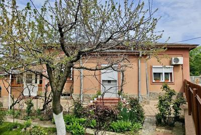 Casă cu 4 camere decomandat cu Teren 500 Mp în Central