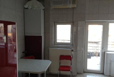 Apartament cu 5 camere decomandat în Universitate