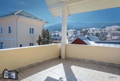 Casa cu etaj in Agas, eleganta clasica si mobila sculptata manual in lemn masiv - 3