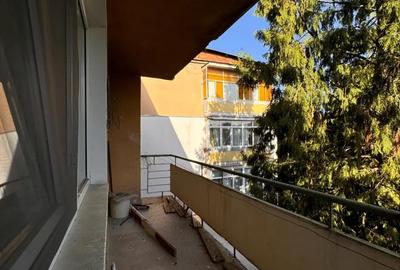 Apartament cu 3 camere semidecomandat în Zamfirescu