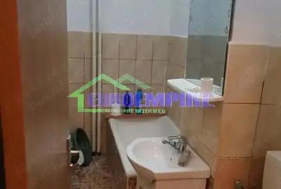 Garsoniera de vanzare zona Poarta 6, decomandata, etaj 1 - 6