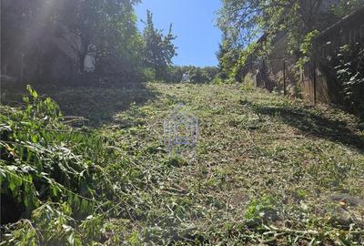 Teren , strada M. Sadoveanu, 7 ari. - 2