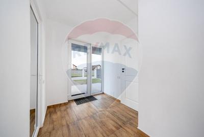 Casă cu 4 camere cu Teren 501 Mp în Sânpetru - 38