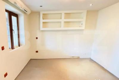 Casă cu 3 camere cu Teren 1900 Mp în Central - 1