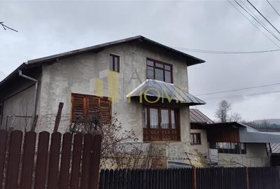 Casă individuală cu 4 camere cu Canalizare în Central - 2