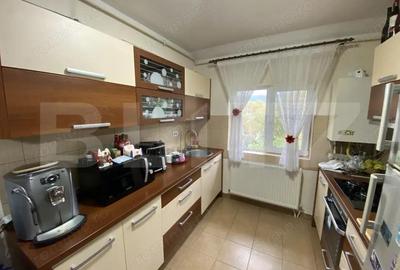 Apartament cu 3 camere, 81 mp, decomandat zona Bradet - 2