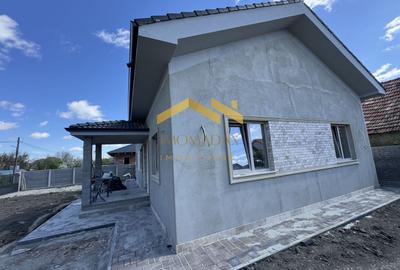 Casă individuală cu 4 camere cu Canalizare în Utvin