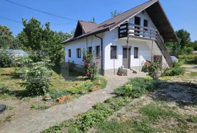 Casă cu 4 camere cu Teren 4435 Mp în Central - 1