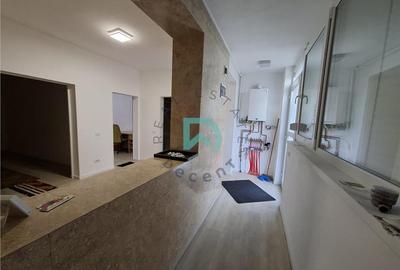 Apartament cu 3 camere semidecomandat în 13 Decembrie - 2