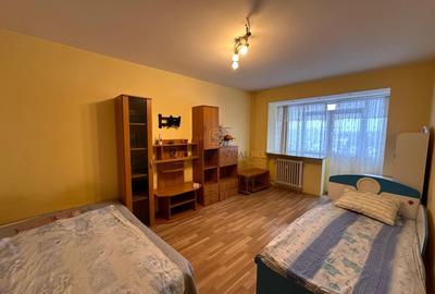 Apartament cu 3 camere decomandat în Berceni