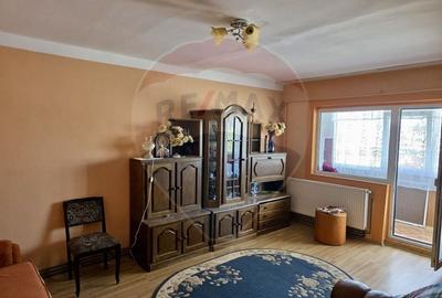 Apartament cu 3 camere de vanzare, str Bucovinei- zona Mioritei - 2