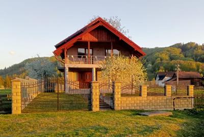 Casă cu 6 camere cu Teren 2676 Mp în Frasin - 1