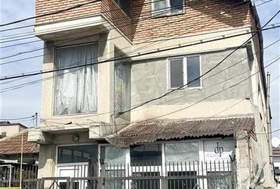 Casă individuală cu 4 camere cu Canalizare în Inel II