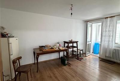 Apartament cu 3 camere decomandat în Obor
