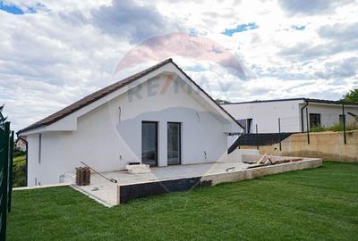 Casa / Vila cu 4 camere de vanzare Casa / Vila cu 4 camere de vanzare - 2