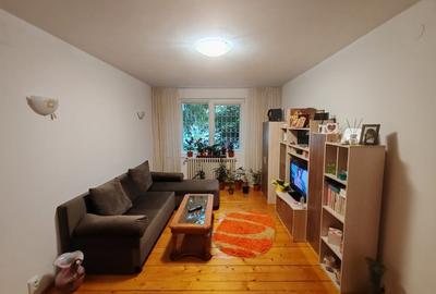 Apartament 4 camere, 2 bai. Blocul este din 1986 parter strada Soldat Croitoru V - 26