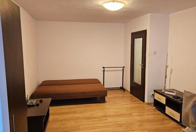 Garsonieră decomandată, mobilată în Vitan Mall