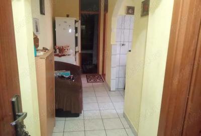 Vand apartament cu doua camere etaj 1 - 3