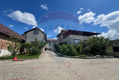 Casa de inchiriat, 13 camere, parcari, terase, gradina, Apahida centru