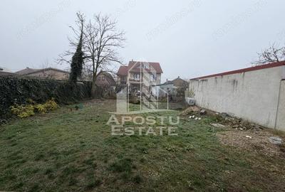 Casă cu 4 camere cu Teren 370 Mp în Plopi