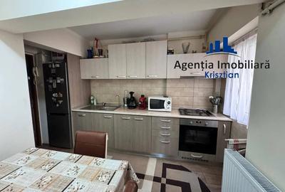 Apartament cu 3 camere de vanzare - Zona Micro 16 - 2