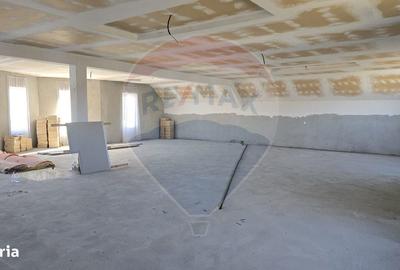 Casă cu 8 camere cu Teren 1300 Mp în Gălănești - 2