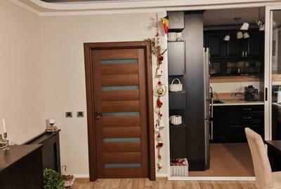 Apartament cu 3 camere semidecomandat în Tractorul - 12