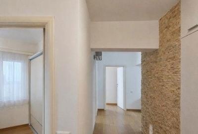Apartament cu 3 camere, mobilat în Central
