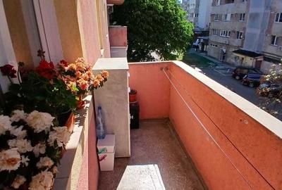 Apartament cu 3 camere semidecomandat în Micro 16 - 1