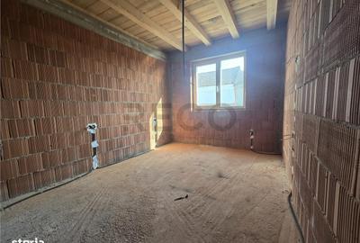 Casă cu 3 camere cu Teren 545 Mp în Girișu de Criș - 2