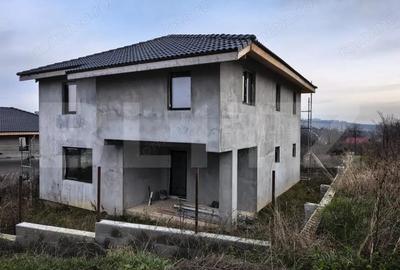 Casă cu 4 camere cu Teren 500 Mp în Central - 2