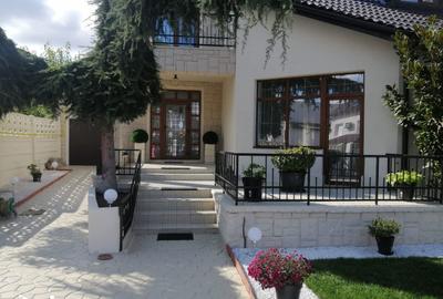 Casă cu 7 camere cu Teren 473 Mp în Central - 11