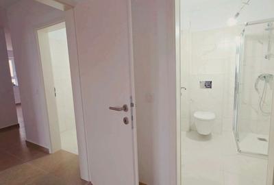 Apartament cu 3 camere decomandat în Tractorul - 4
