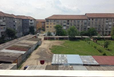 Apartament cu 3 camere decomandat în Vitrometan