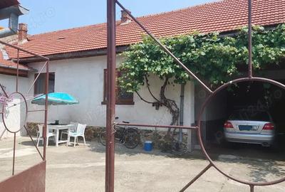 Casă cu Teren 1300 Mp în Gladna Română - 1