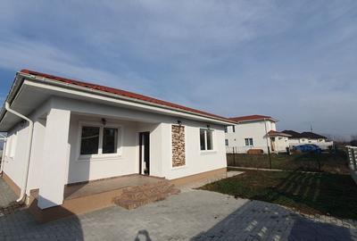 Casa dintre lacuri, Crevedia, cartier nou. - 1