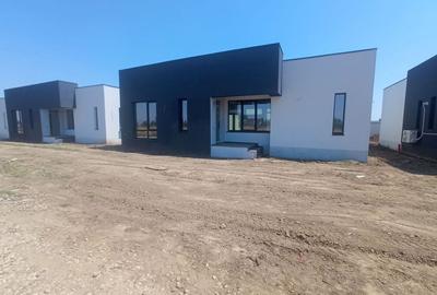 Casă individuală cu 4 camere în Domnești